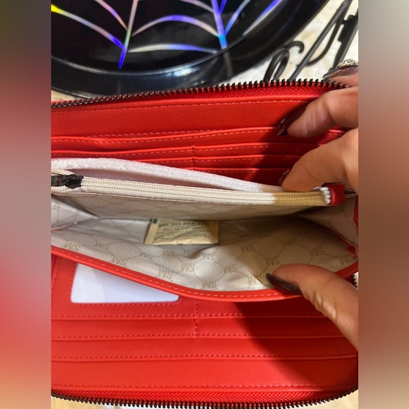 COPY - 🖤❤️NWT-STEVE MADDEN BLEEDING HEART ZIP AROUND WALLET/WRISTLET🖤❤️ - Picture 8 of 10